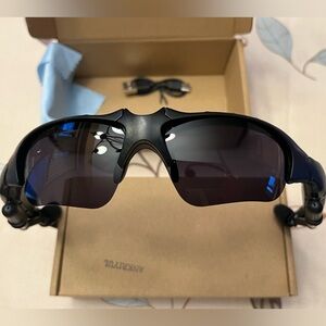 Wireless bluetooth speaker Sporty Black smart Sunglasses charger cord cloth new